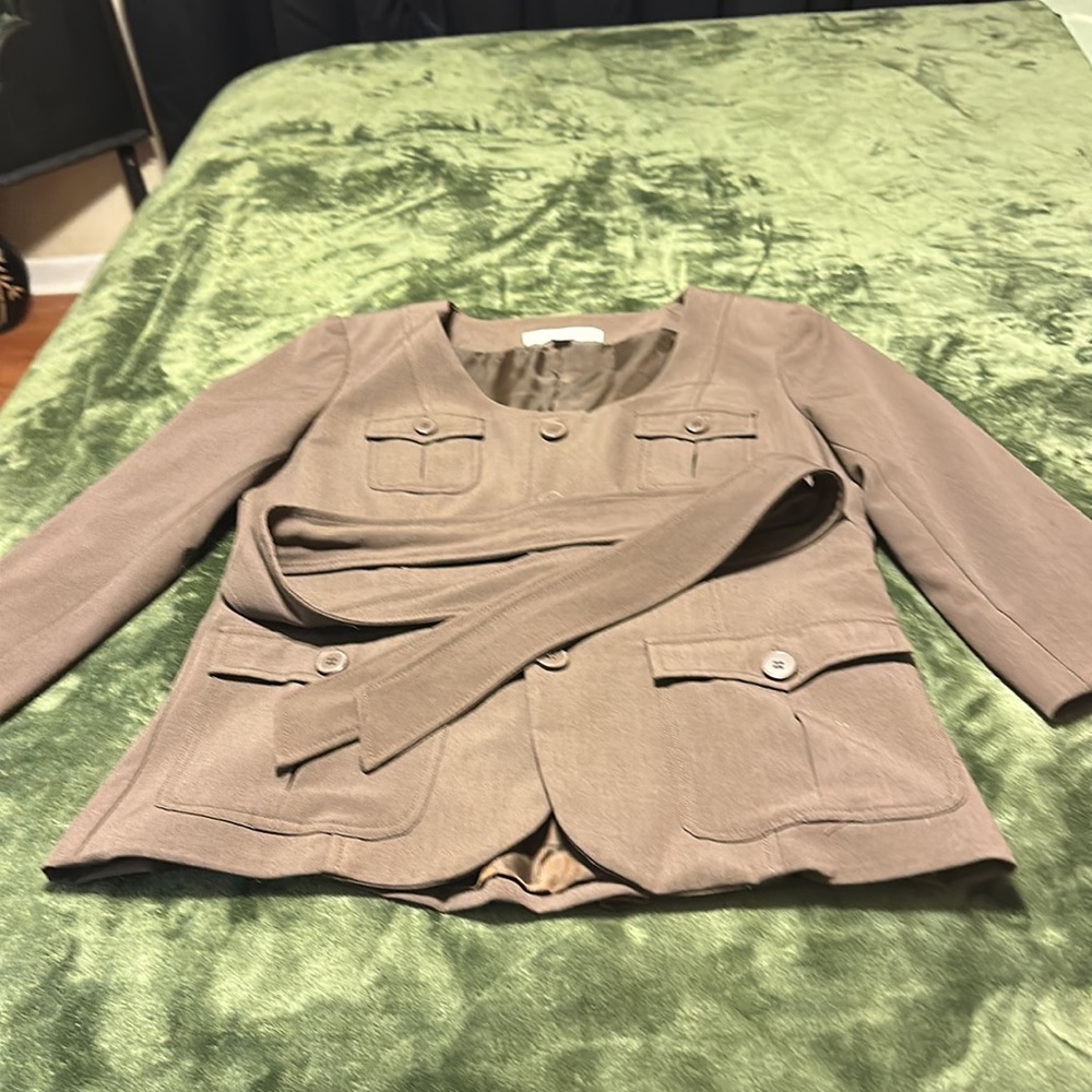 Suit - Picture 5 of 9
